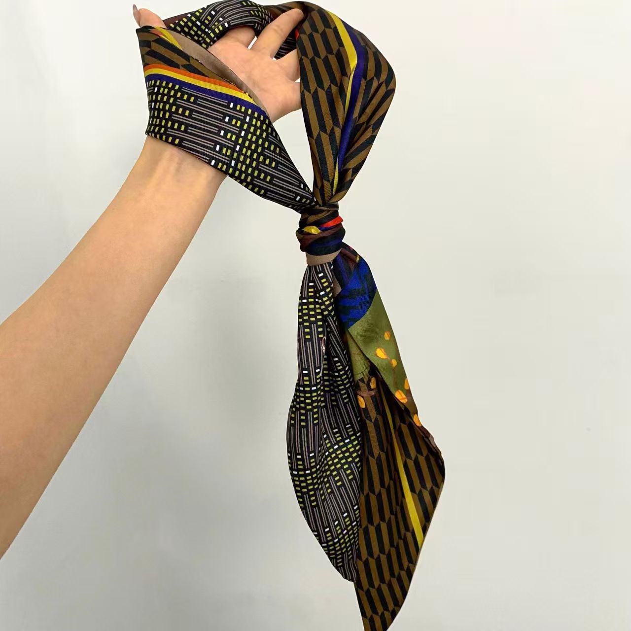 Luxuriöses bedrucktes langes H – Ascot Neck Scarf Bewertung und Preis