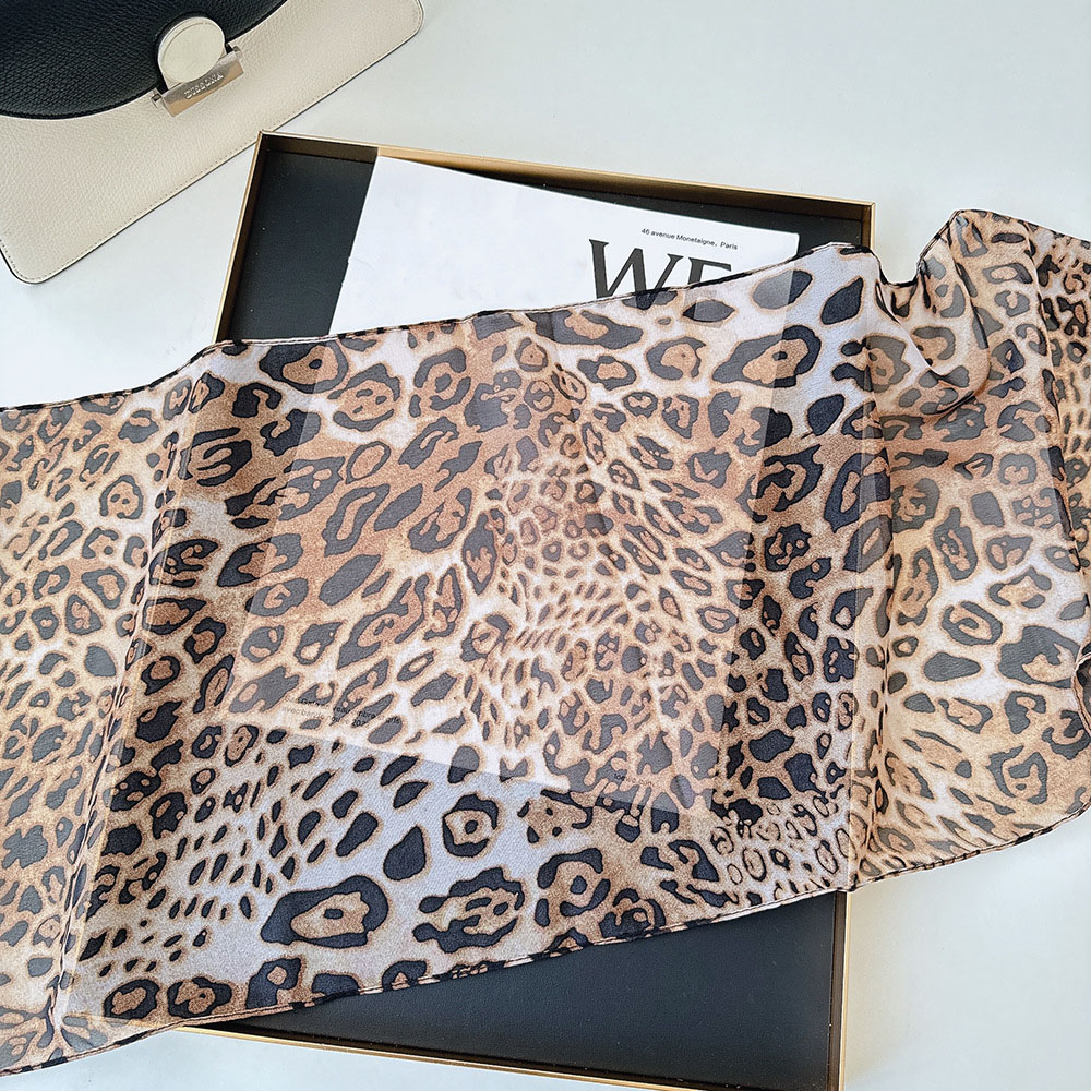 Leopard Kleiner langer Seidens – Silk Tie Striped Bewertung und Preis