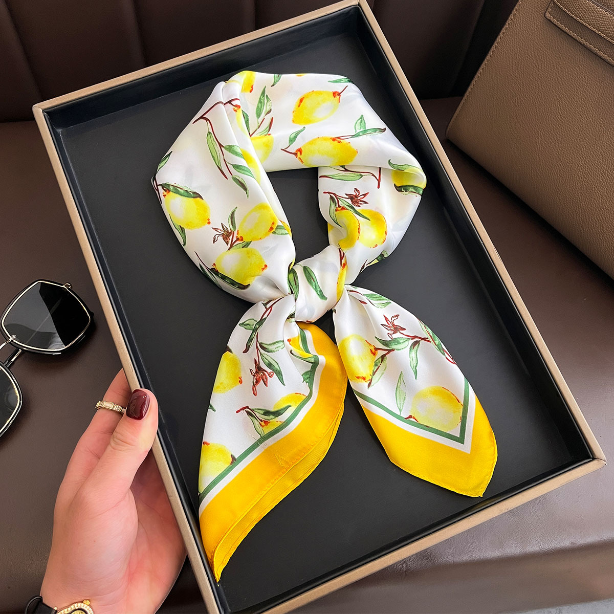 2025 neue Gelbe Zitrone Druck  – Ascot Neck Scarf Bewertung und Preis